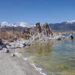 Tobas de sal en Mono Lake y Sierra Nevada al fondo