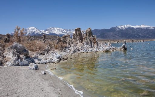 Tobas de sal en Mono Lake y Sierra Nevada al fondo