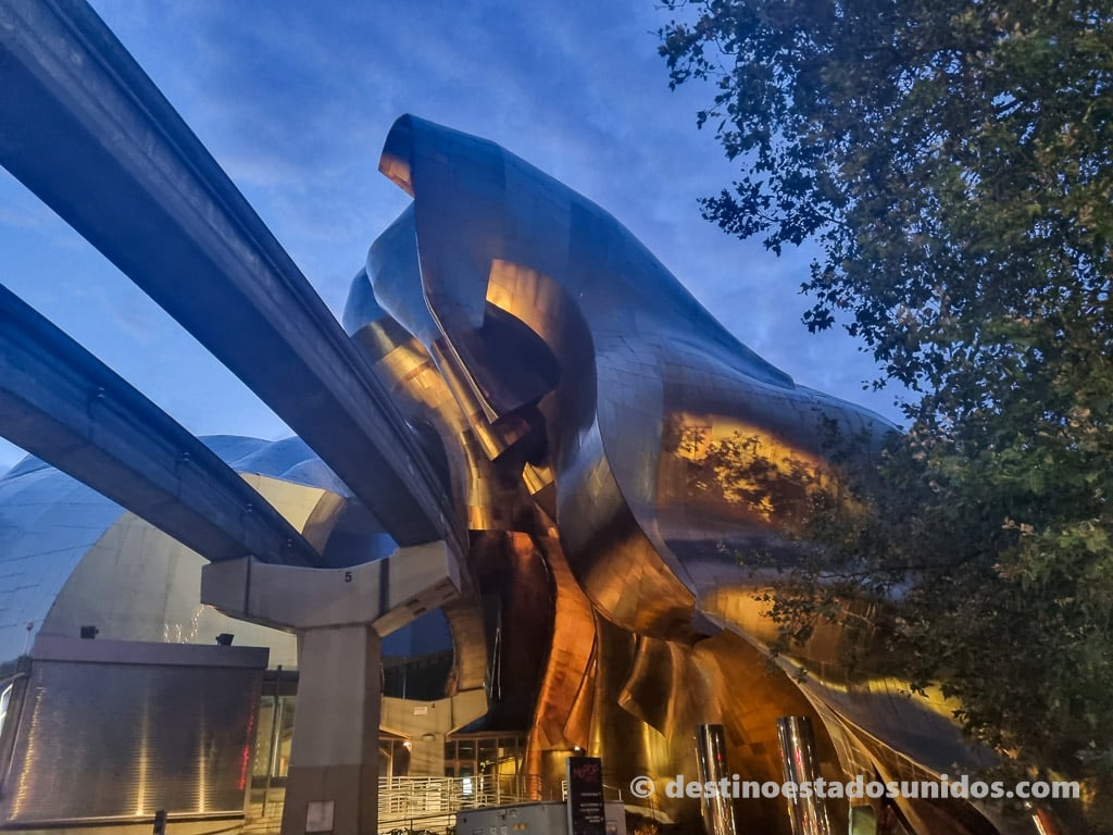 El monorrail y Museum of Culture Pop